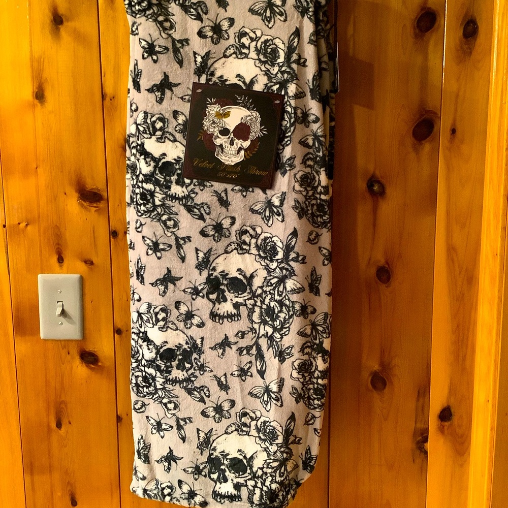 Artisan 50 × 70 Velvet Halloween Skull Plush Throw Blanket